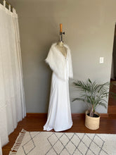 Load image into Gallery viewer, Faux Fur Bridal Stola
